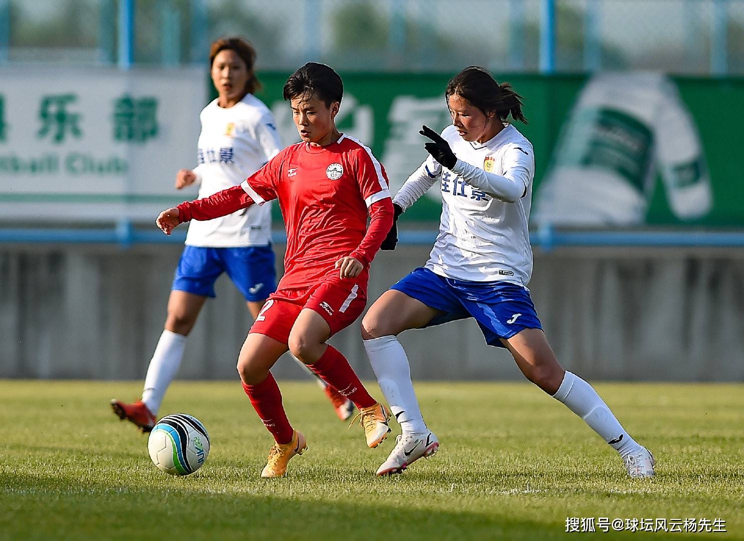 球坛女足运动员争夺冠军，实力表现越来越强