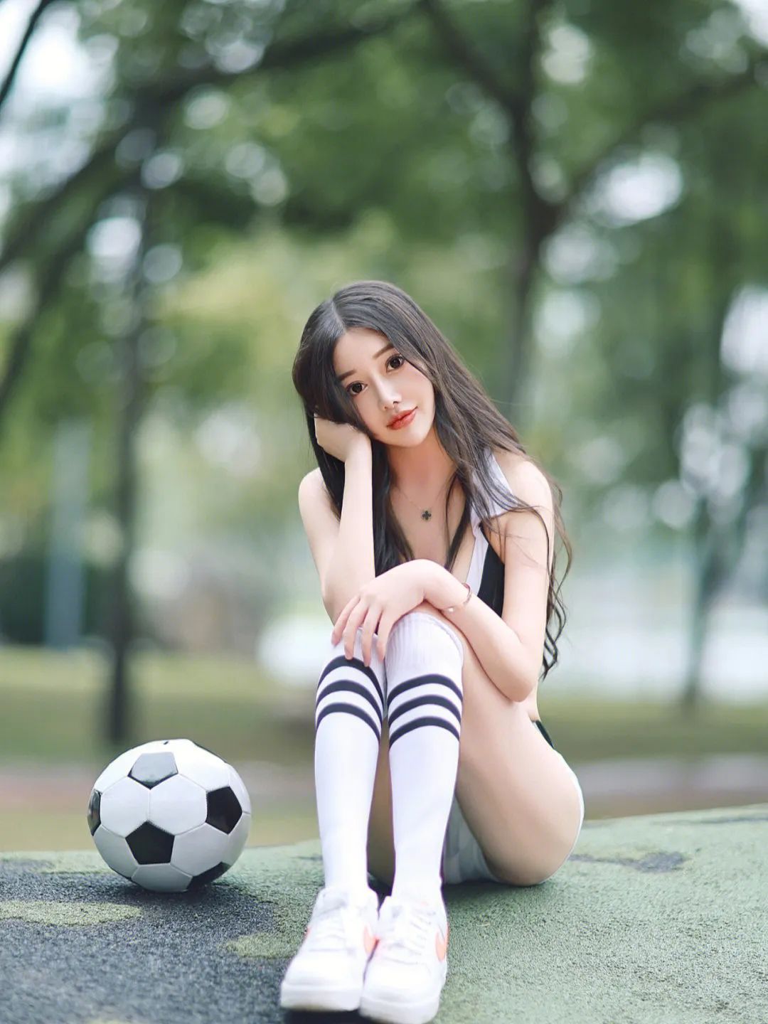 关于足球场上女性运动员的激情拼搏唤起狂热的信息