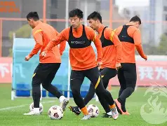 战术大师现身球队训练场，为冲刺做准备的简单介绍